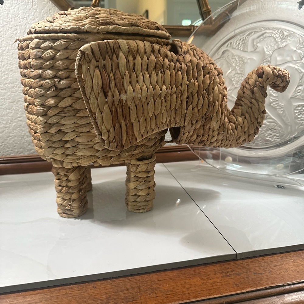 Elephant Basket Rattan Wicker Water Hyacinth 12"x 18" Planter Storage w lid